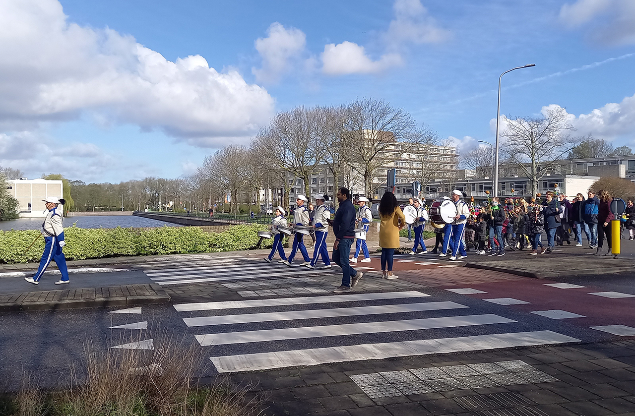 Palmpaasstokken versieren