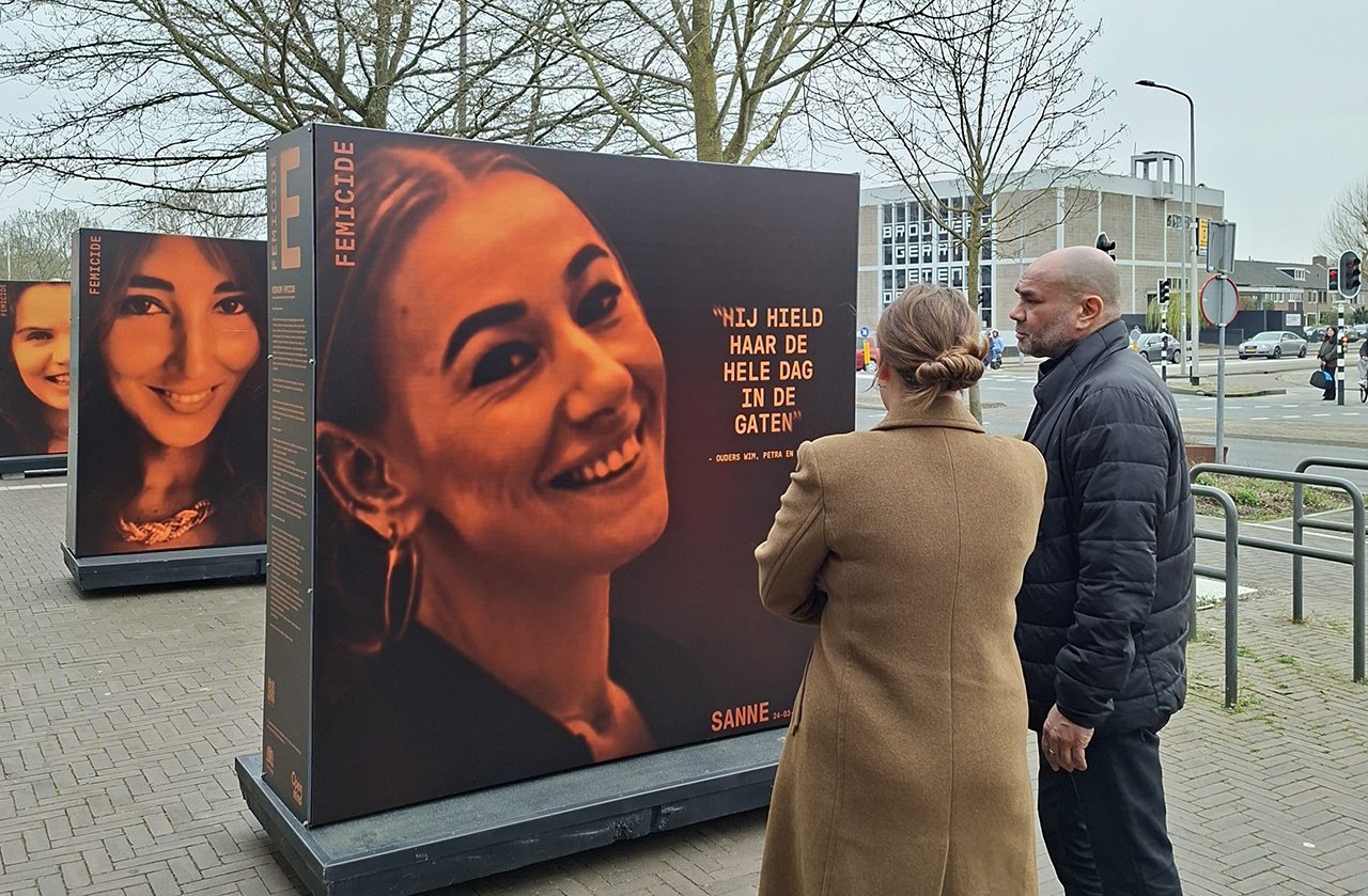 Buitententoonstelling Femicide aan Zijdelwaardplein