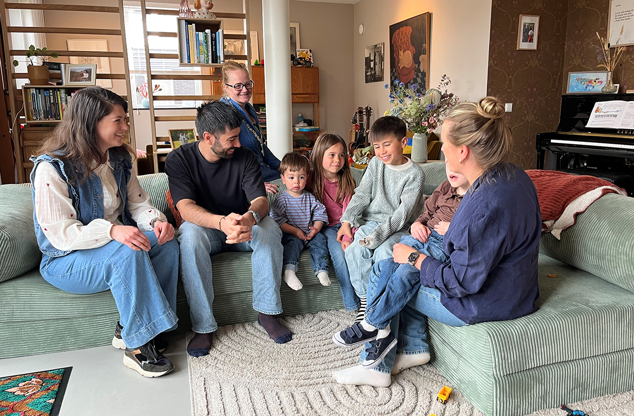 Burgemeester op huisbezoek bij Buurtgezinnen na 150e koppeling