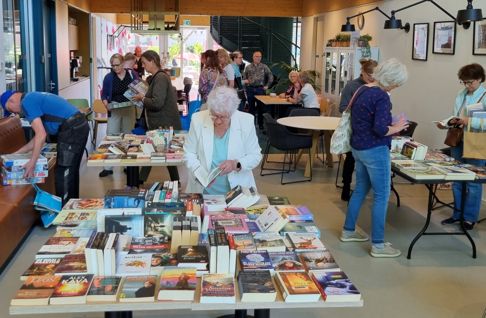 Tassen vol boeken en puzzels