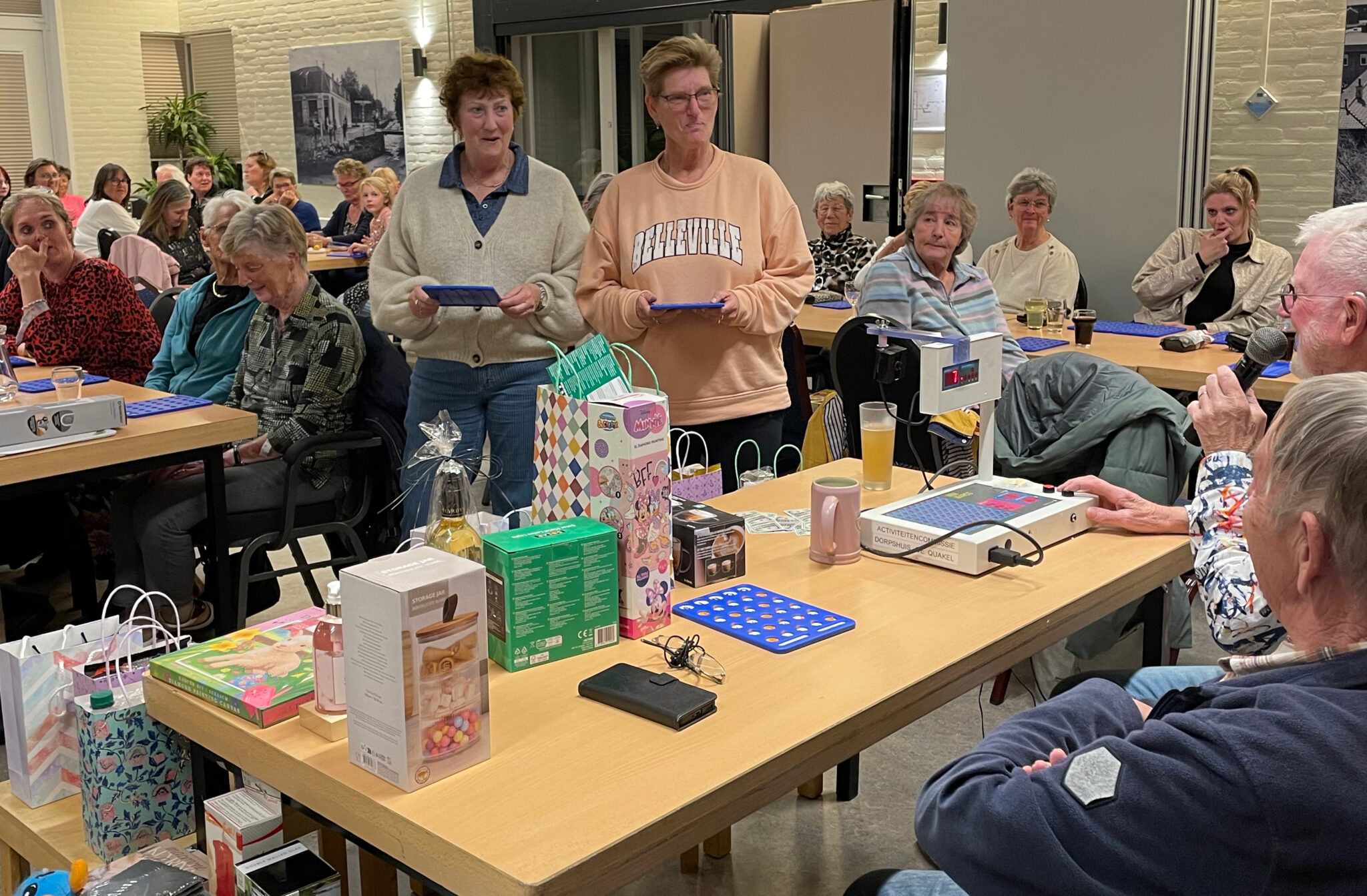 Drukke en gezellige slotbingo in Dorpshuis De Quakel