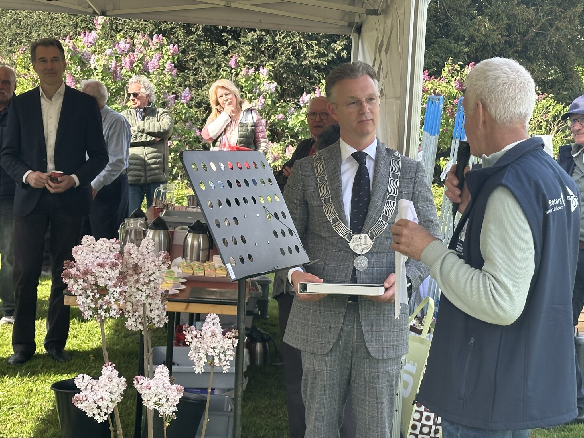 Burgemeester Oude Kotte luidt jubileumjaar Seringenpark in