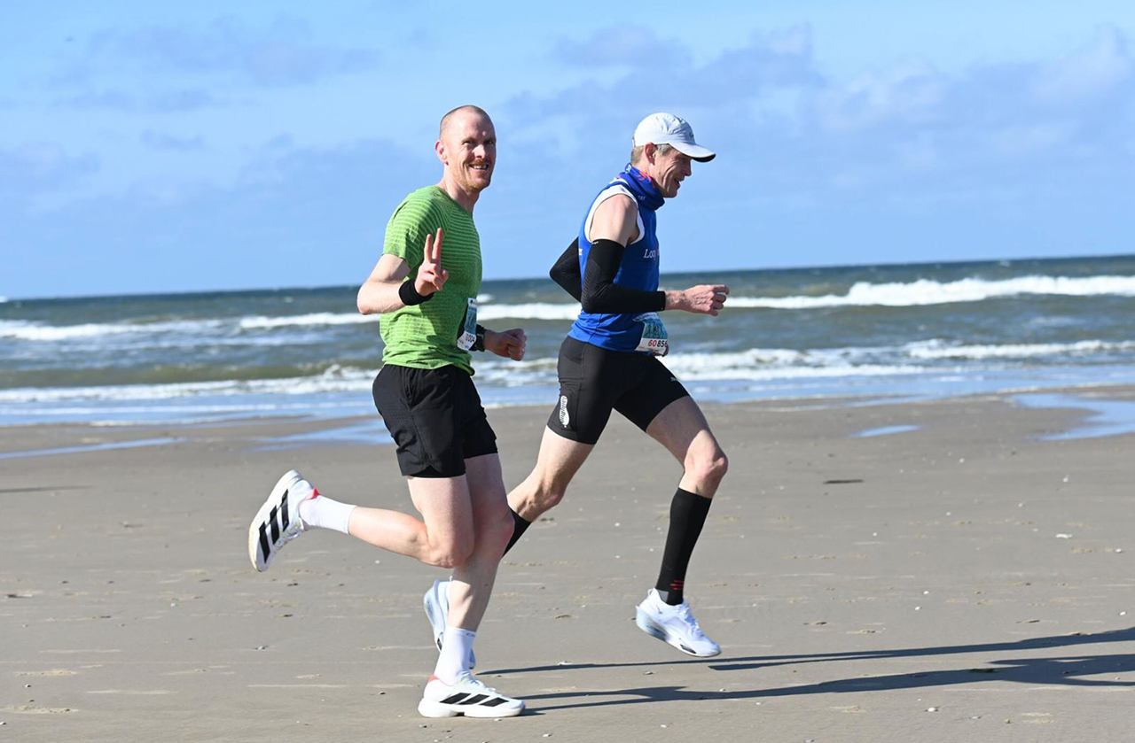 AKU-lopers trotseren wind tijdens ’60 van Texel’