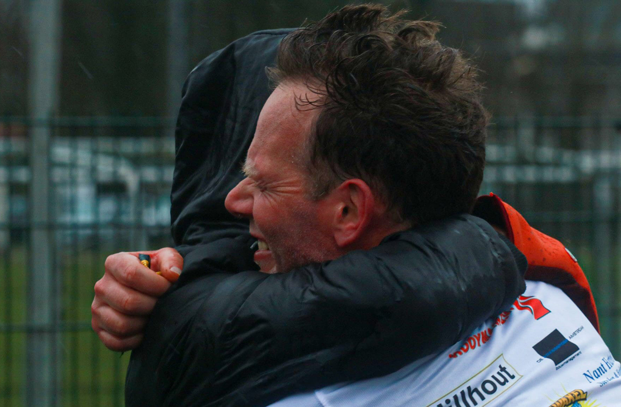 AKU-atleet John van der Maat volbrengt Zestig van Texel voor Stichting Jarige Job