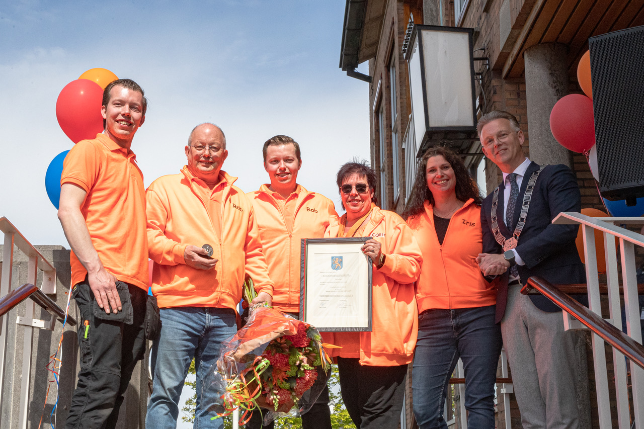 Rozenpenning voor ‘oranjeman’ Rob Severin