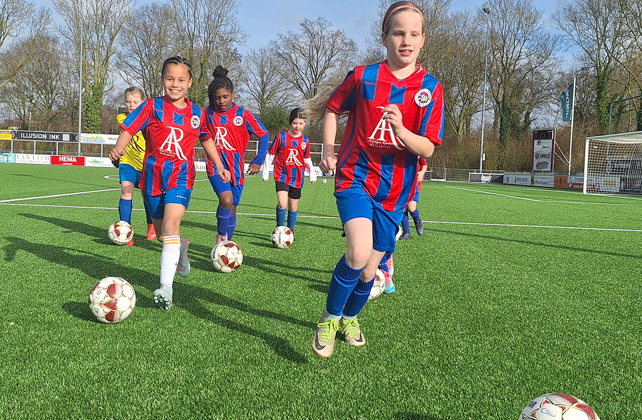 Kennismakingsdag meidenvoetbal bij CSW