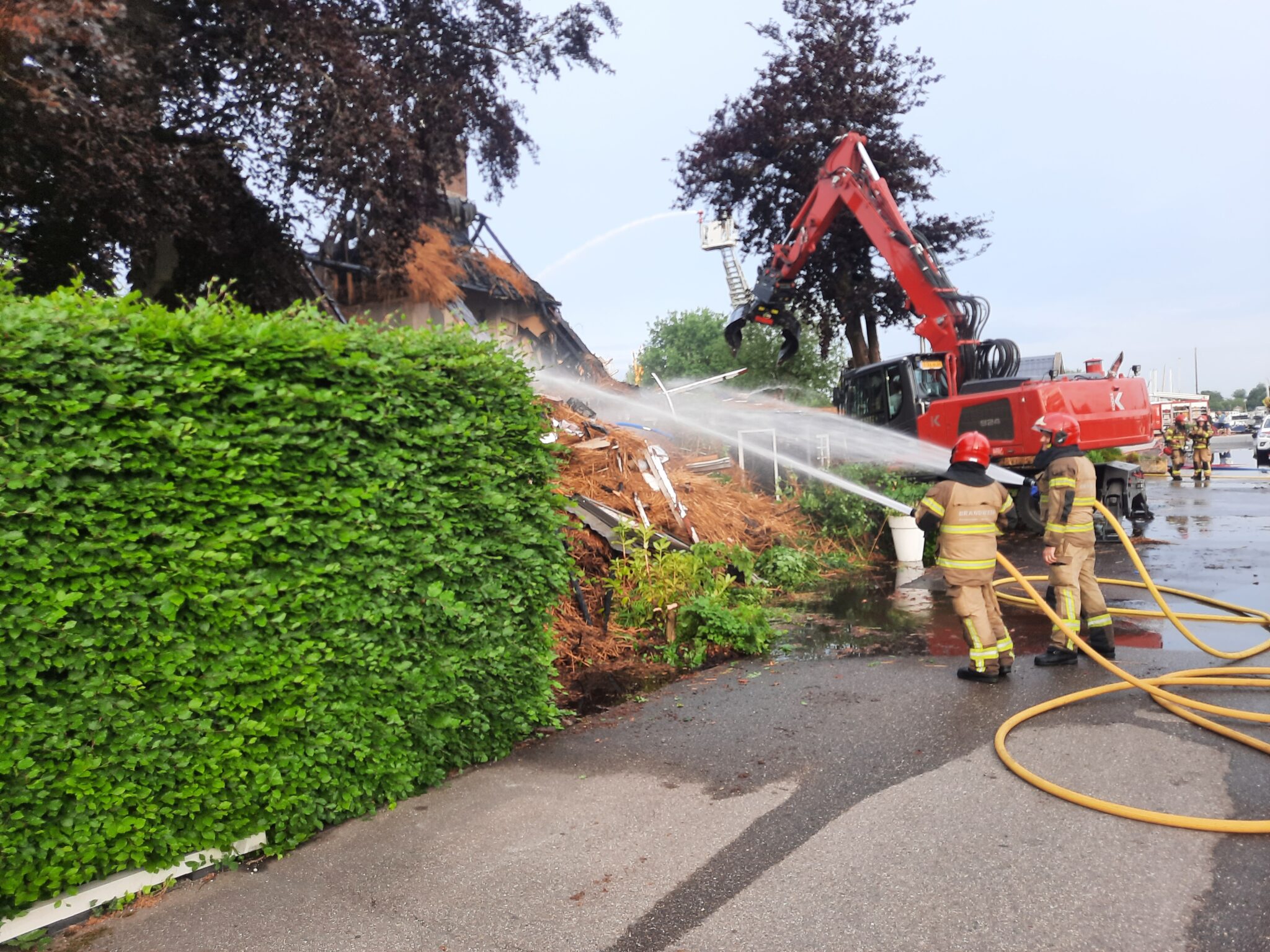 Woningbrand op Uiterweg door blikseminslag