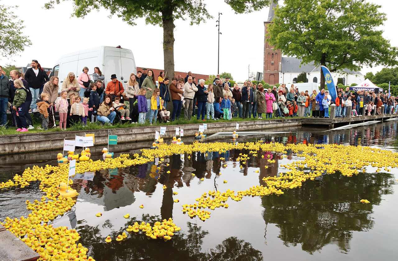 Duizenden badeendjes trotseren wolken en stroming voor Stichting Leergeld