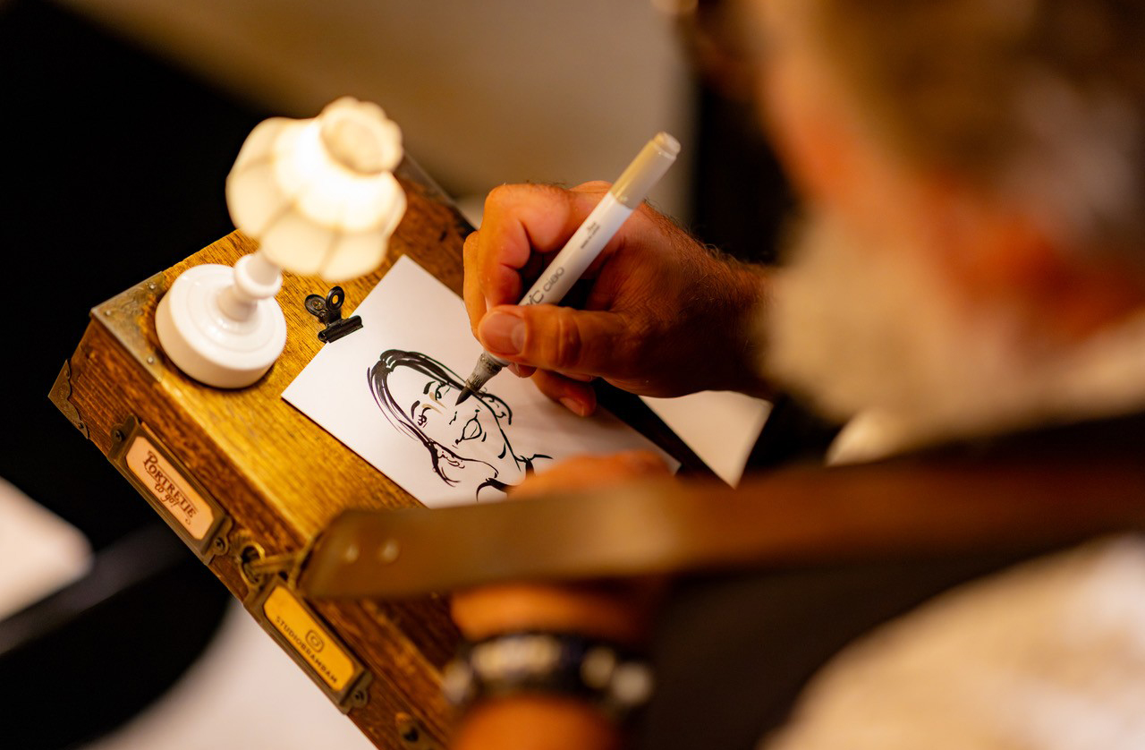 Illustrator maakt miniportretten in Mijdrecht Dorp