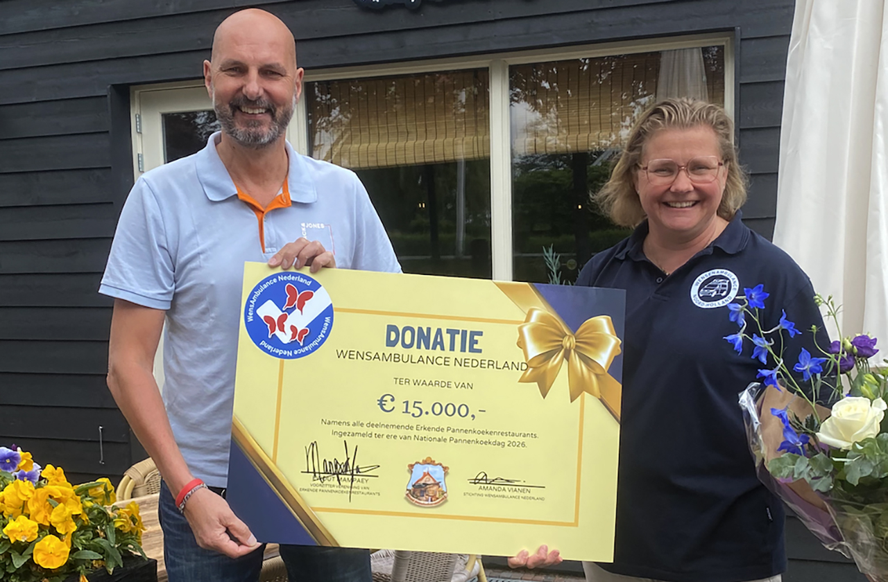 Pannenkoekenbakken voor WensAmbulance levert 15.000 euro op