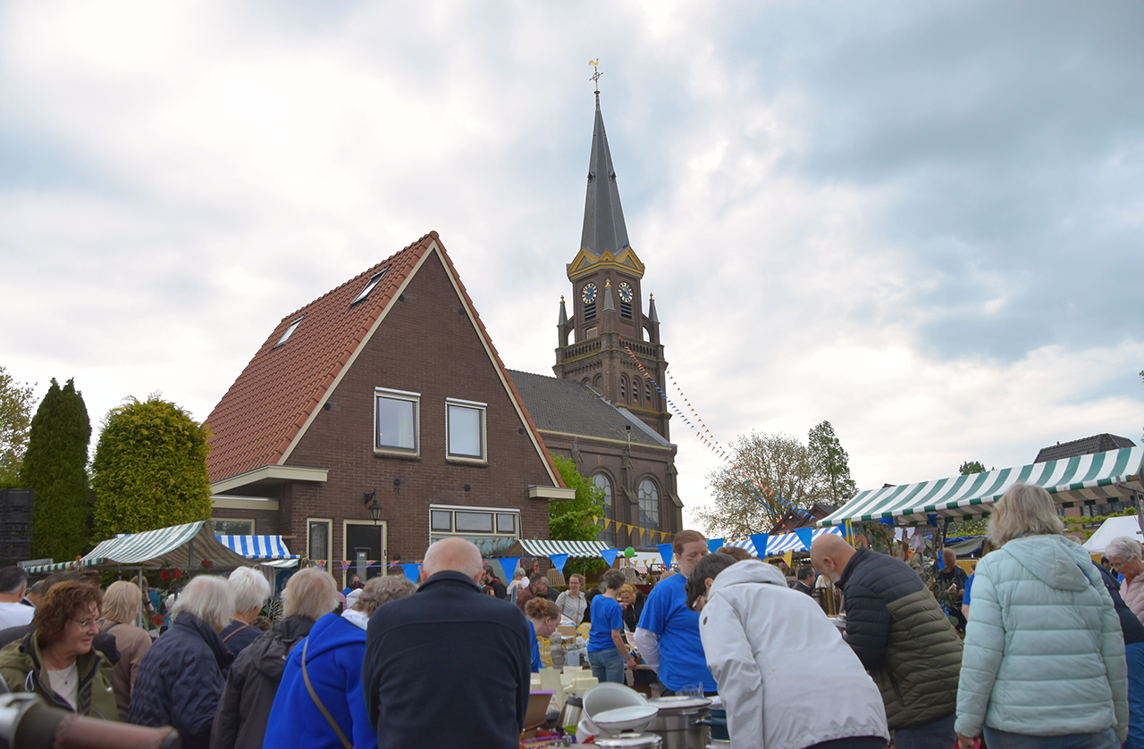 Wilnis viert 50e editie rommelmarkt