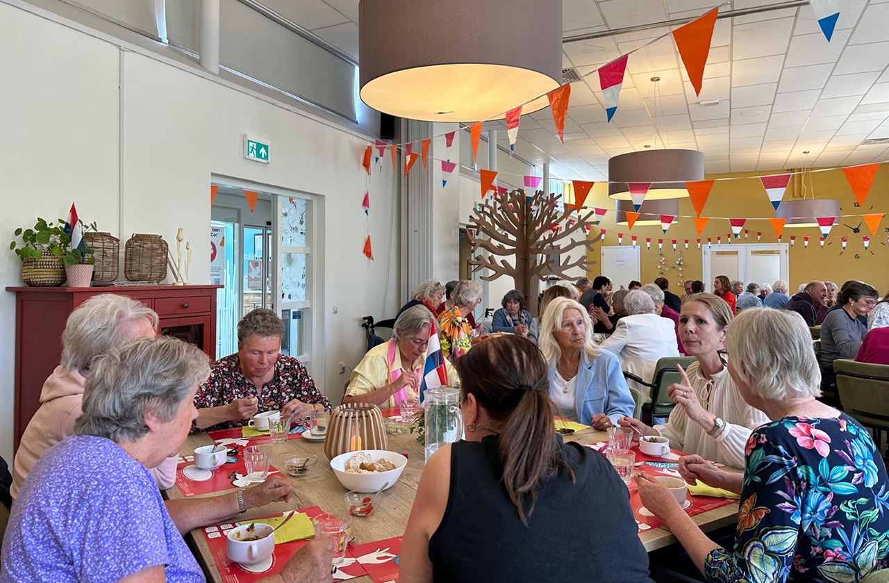 Hartverwarmende vrijheidsmaaltijd in Wijkcentrum Bilderdijkhof
