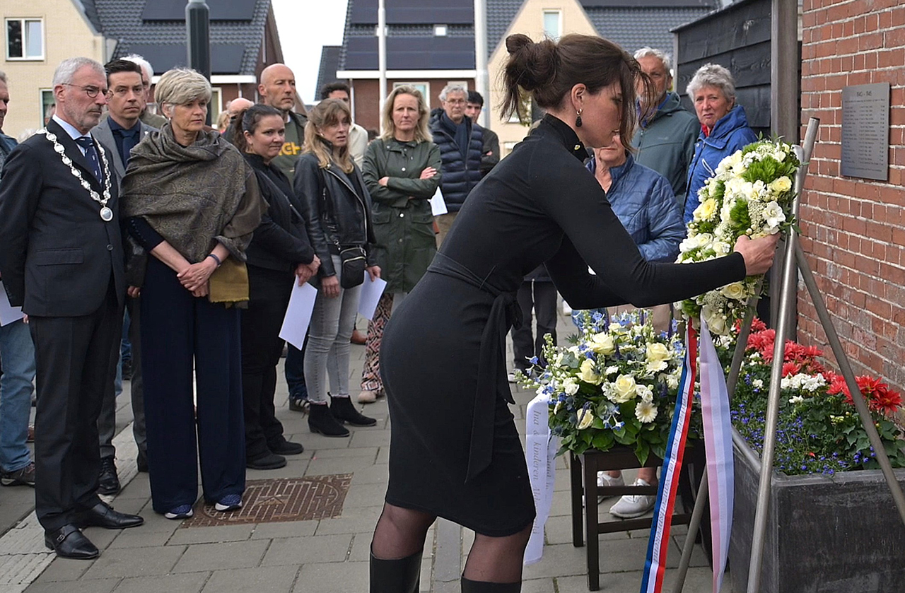 Stille tocht verbindt generaties bij dodenherdenking Uithoorn