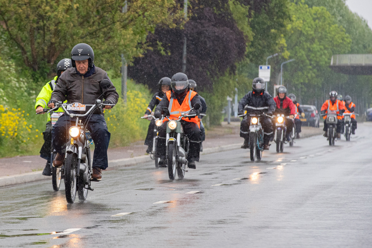 Beetje regen bij zomerrit Bromfiets Genootschap