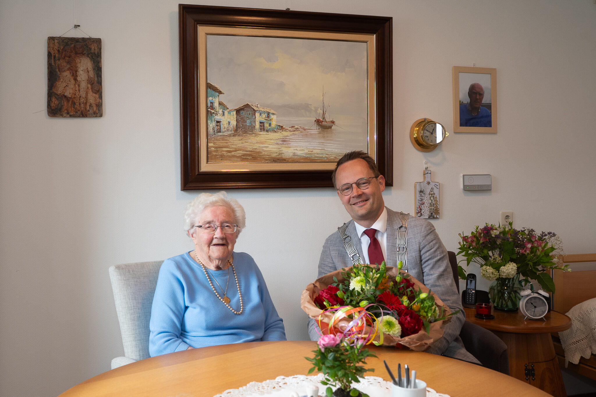 Bloemen en taart voor 100-jarige Coby Bruinsma-Kniep