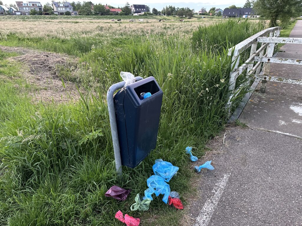 Overvolle afvalbakken in Kudelstaart