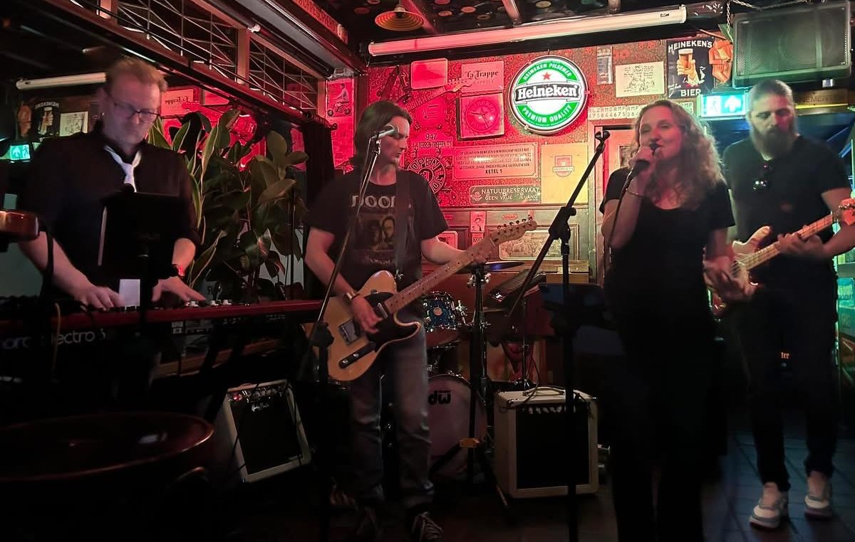 The Black T’s in Joppe na wedstrijd Oranje