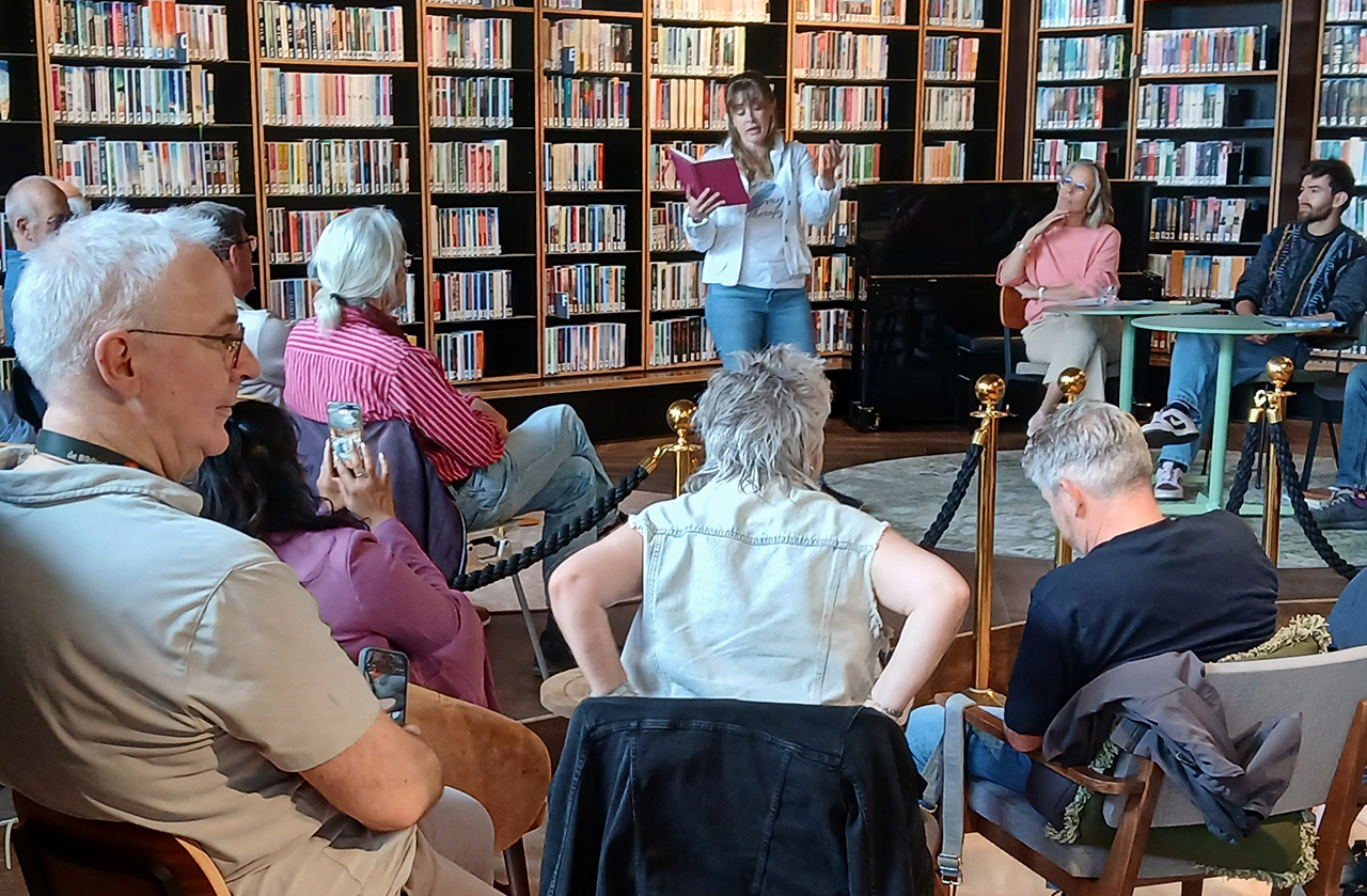 Dichters brengen intieme middag in bibliotheek Uithoorn