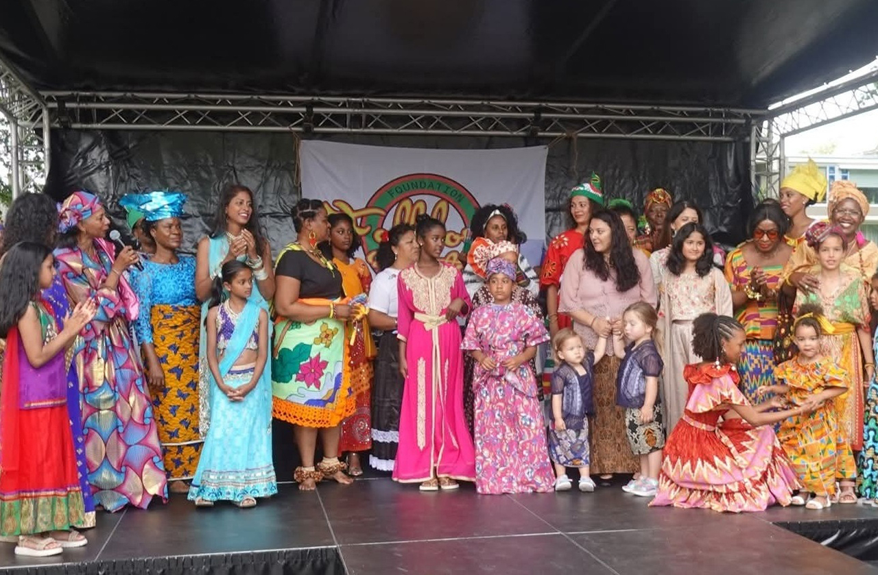 Loop mee in klederdrachtshow MAMJO Festival