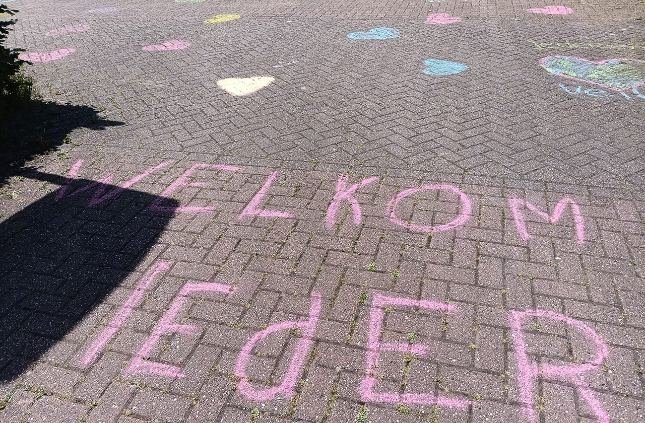 Sympathieke stoepkrijtactie ‘Welkom iedereen’ schoongeveegd na ingrijpen gemeente Uithoorn