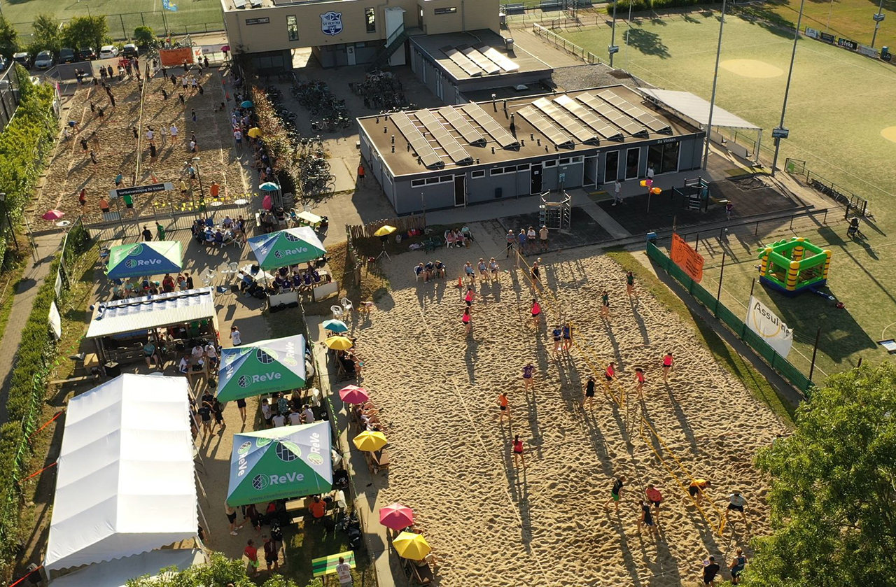 56 teams beachvolleybalteams strijden op het zand in Vinkeveen