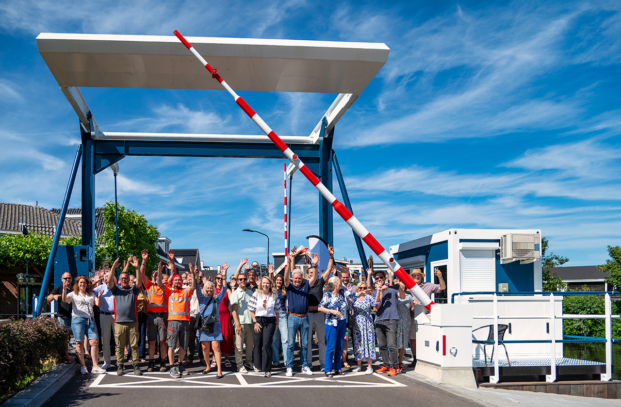 Nieuwe Heulbrug en Herenweg in Vinkeveen feestelijk geopend