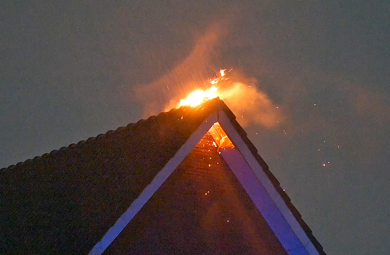 Dakbrand na blikseminslag