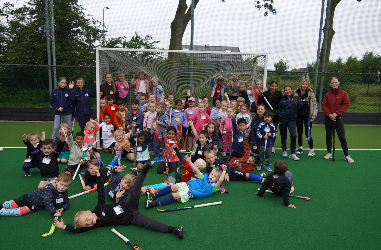 Stokstaartjes hockeyclub Qui Vive ontvangen diploma