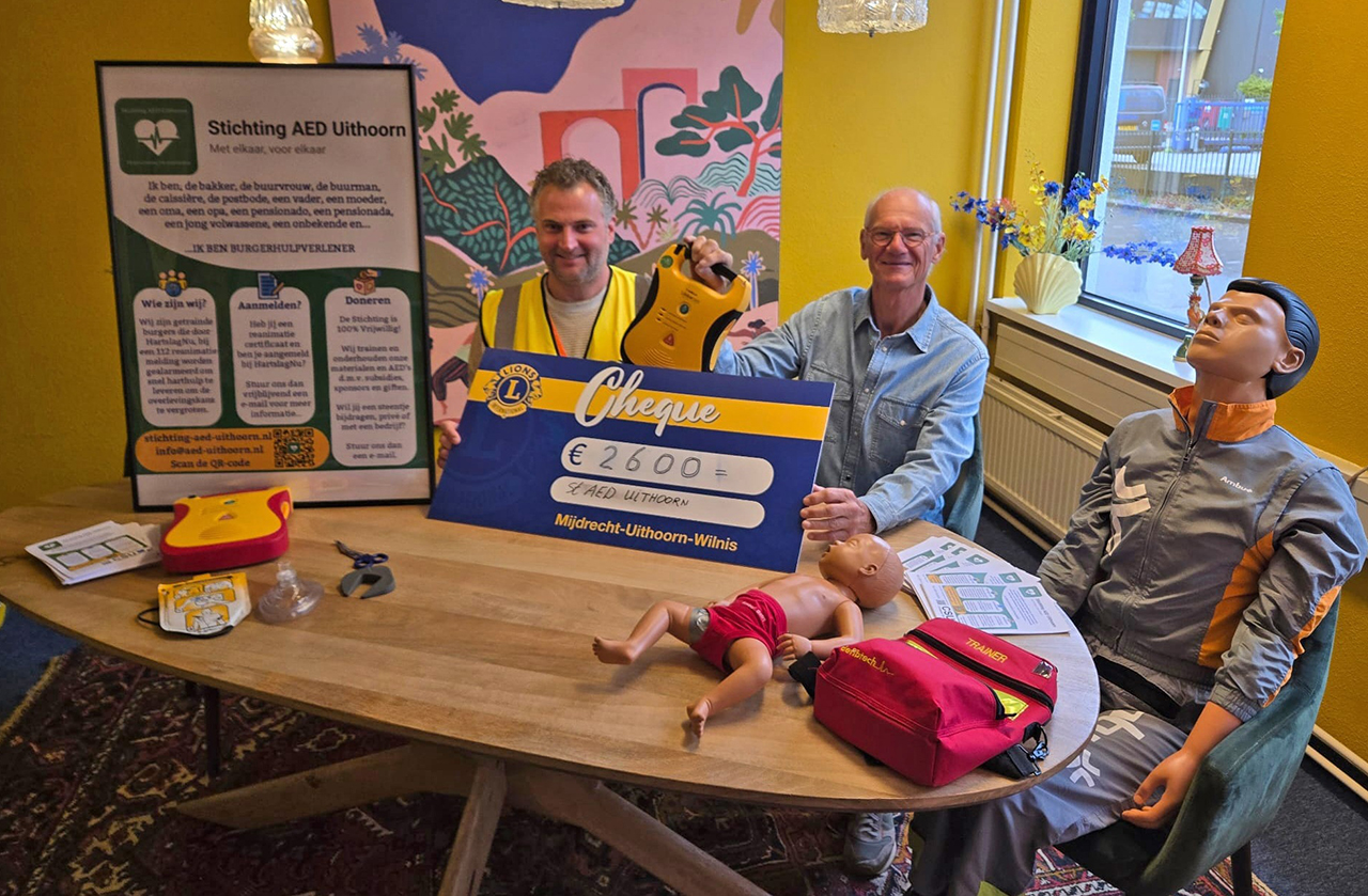 2.600 euro voor Stichting AED Uithoorn