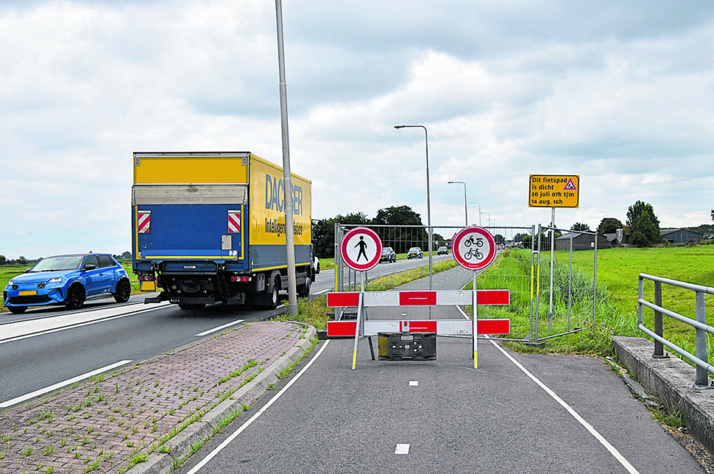 Fietsers en scooterrijders nemen risico door afsluiting fietspad N201