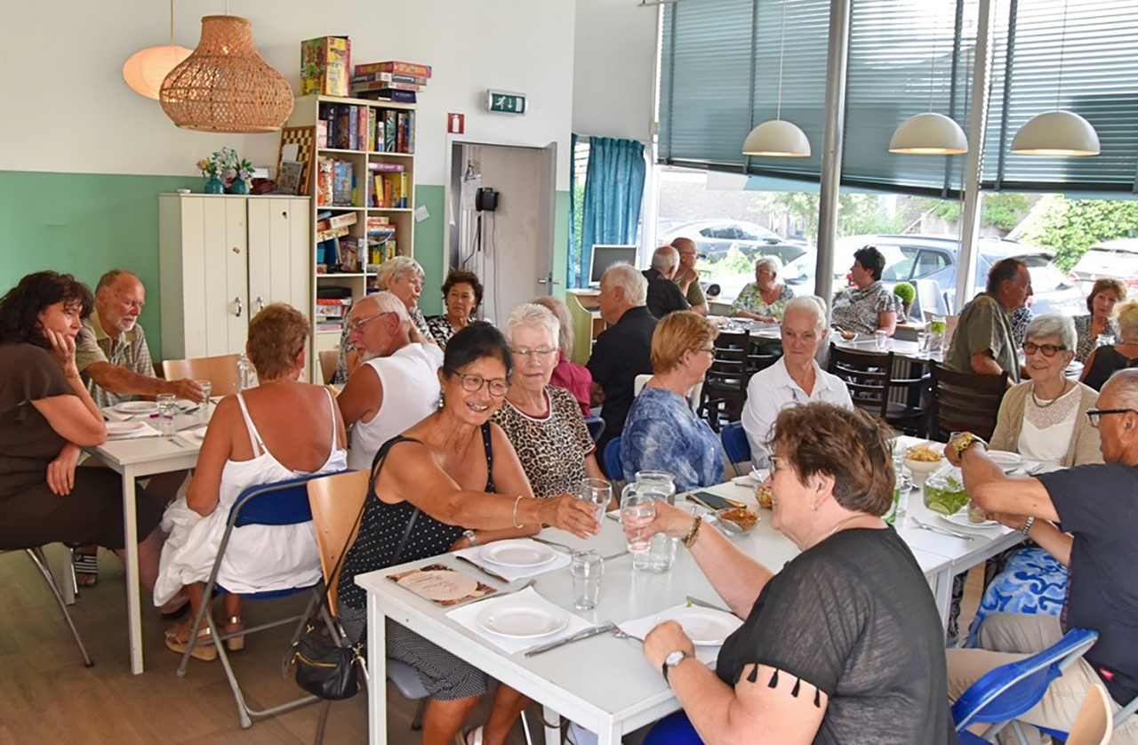 Indische rijsttafel in buurtkamer groot succes