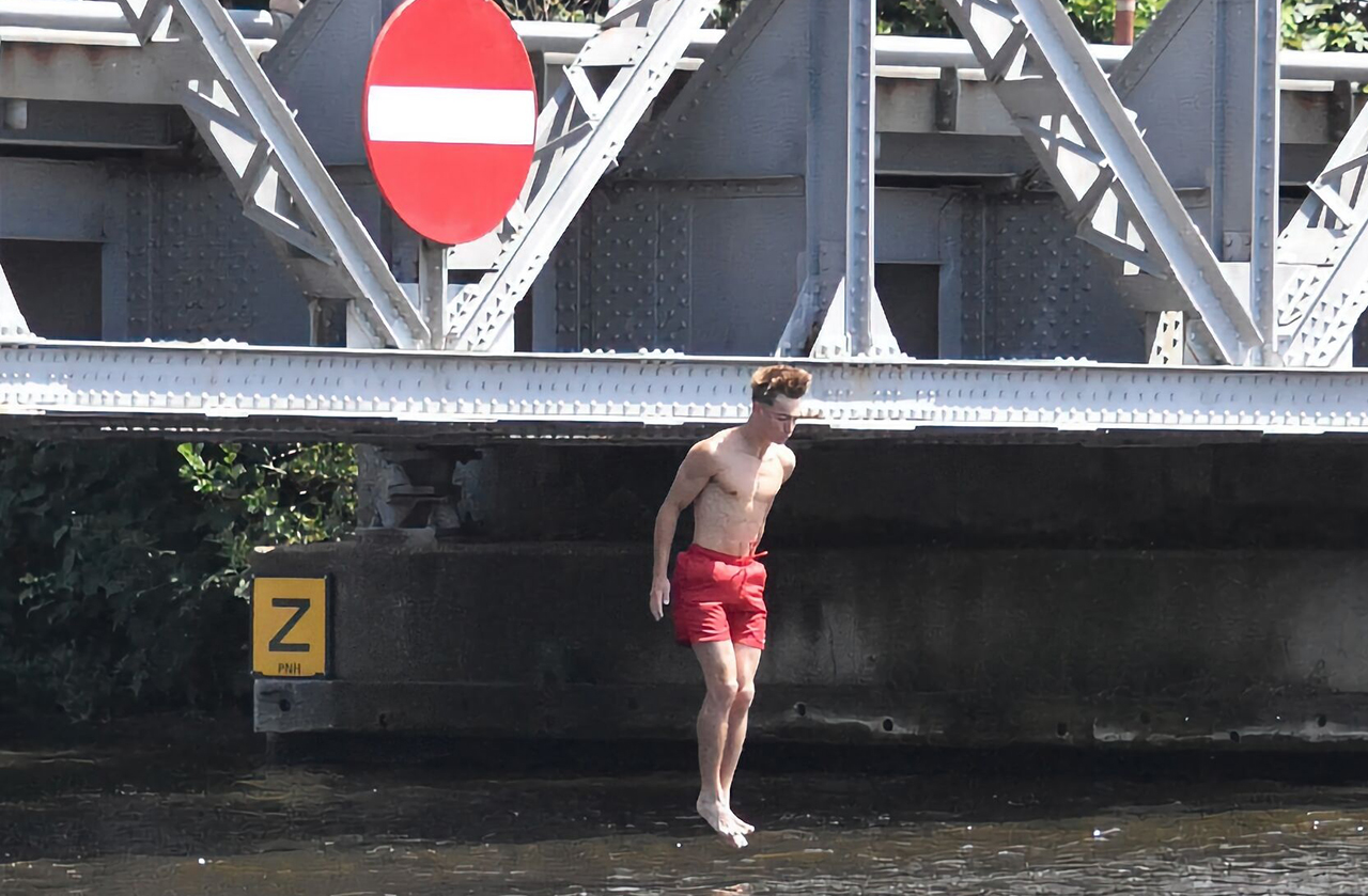 Mussen van het dak, jeugd van de brug