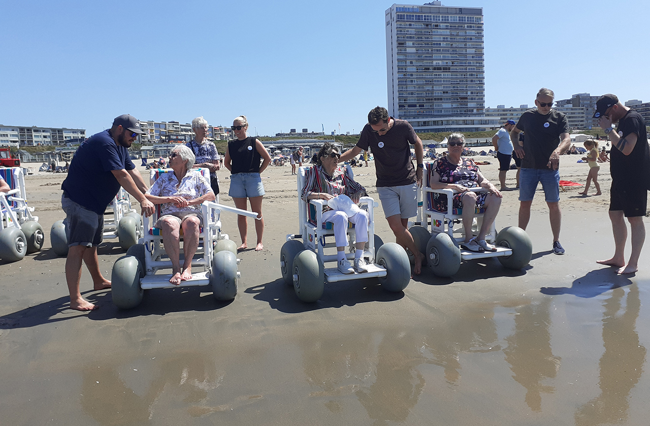 Geslaagde stranddag in Zandvoort dankzij Participe en Ouderenfonds