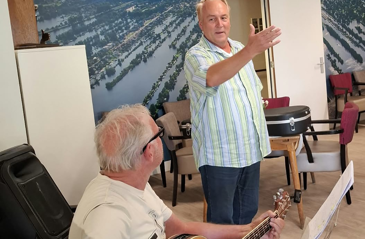 Operaklanken verrassen bewoners De Kom