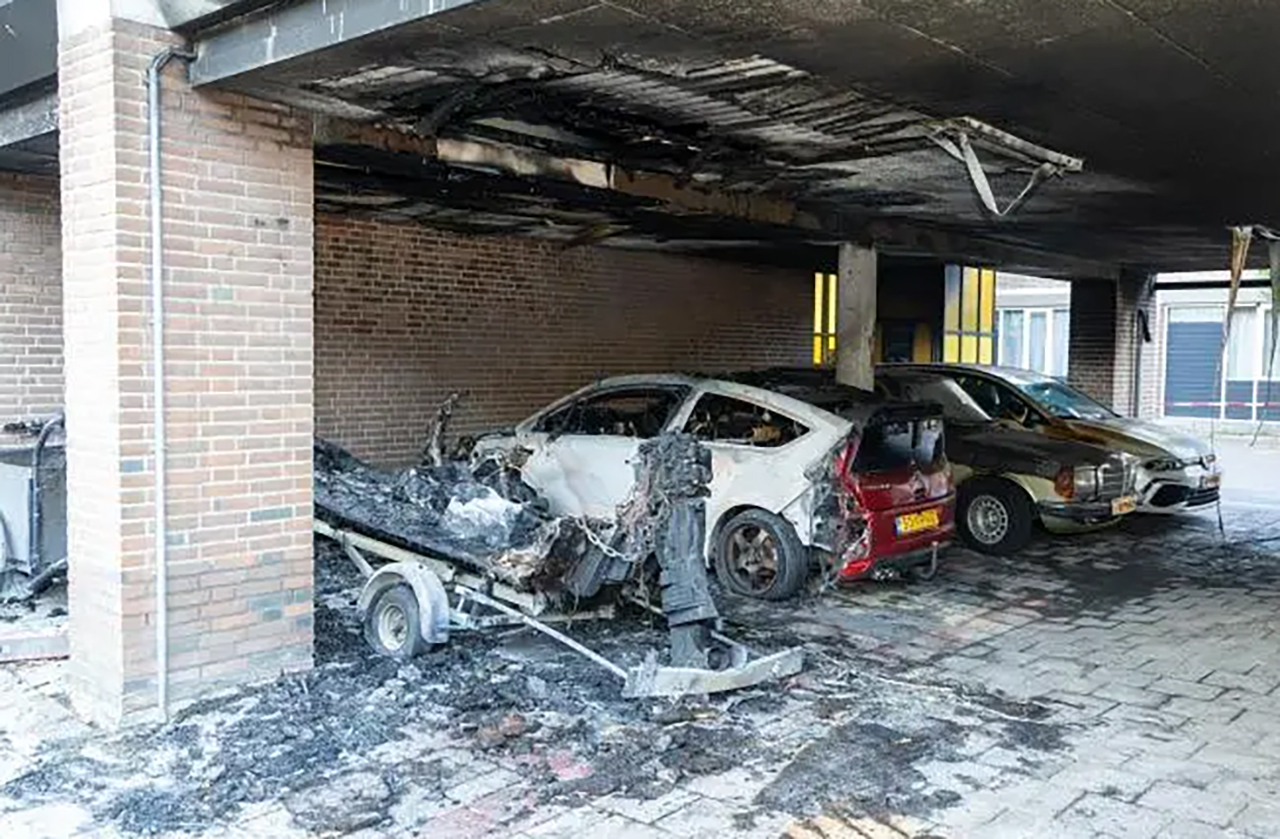 Flinke brand onder wooncomplex in Uithoorn